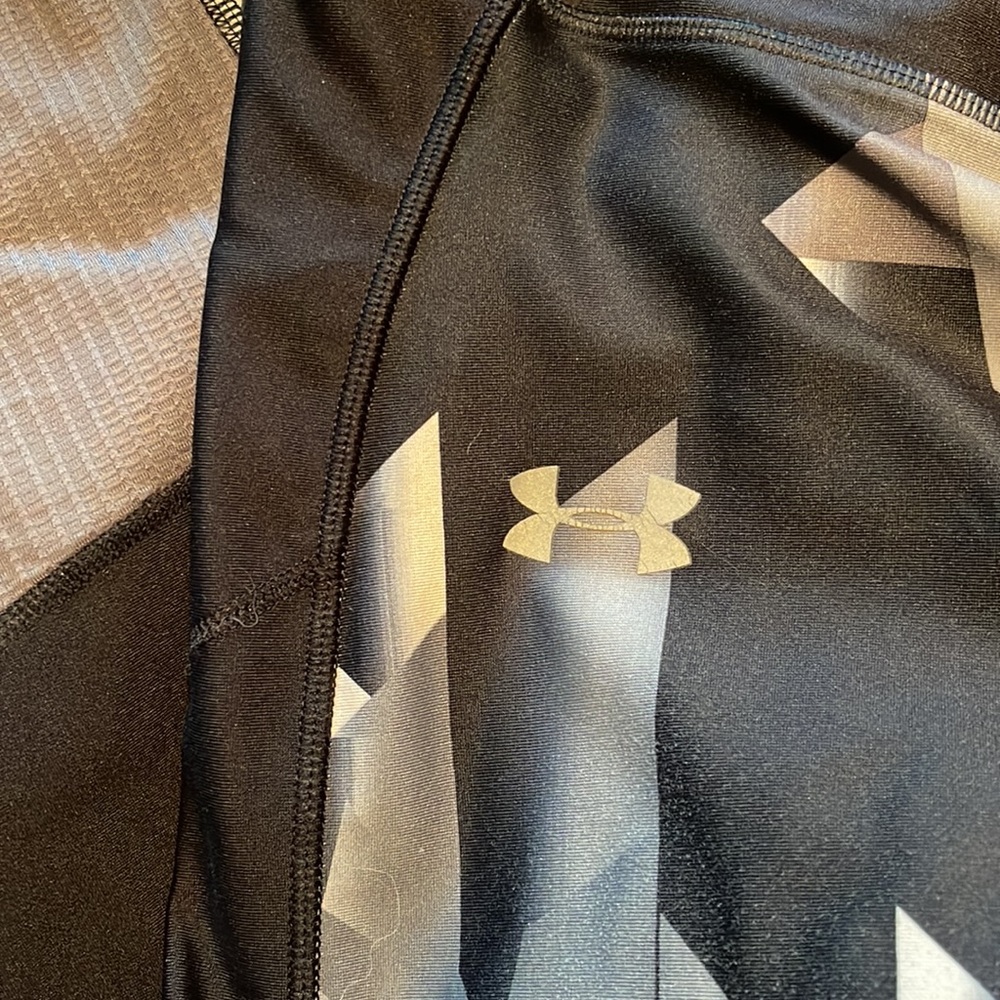 Under Armour Compression capri legging Sz L Blk/Gray 20” inseam w/zipper pocket - Picture 4 of 6